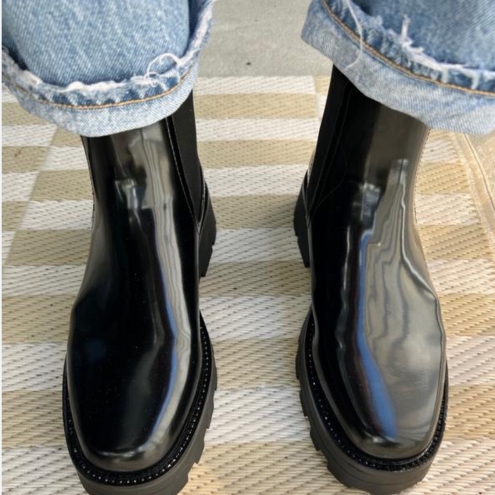 DKNY Chelsea Boots NIB size 7.5